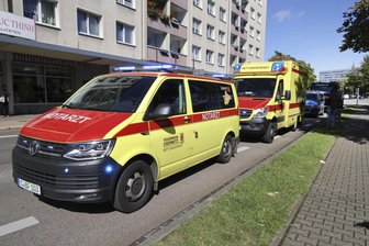 Mann sticht in Chemnitz mit abgebrochener Flasche auf anderen ein – Polizist nimmt Verfolgung auf - Sanitäter mussten einen 31-jährigen Schwerverletzten in ein Krankenhaus bringen.