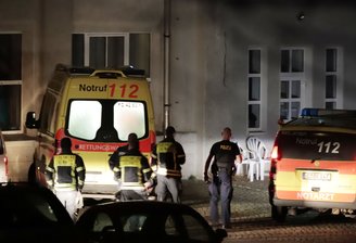Mann stürzt acht Meter in die Tiefe - 