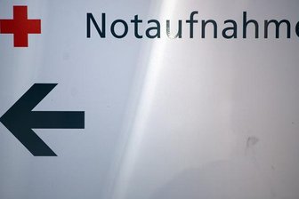 Mann stürzt Böschung hinab und wird schwer verletzt - 