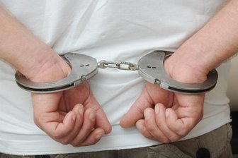 Mann tot in Wohnung in Chemnitz gefunden - Polizei nimmt 21-Jährigen fest - 