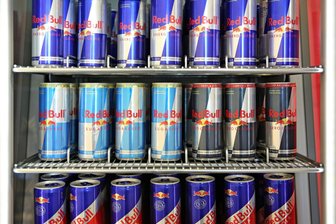Mann über Diebstahl von 24 Red-Bull-Dosen in Hohenstein-Ernstthal: „War doch im Angebot“ - Der Angeklagte räumte den Diebstahl von insgesamt 24 Dosen des Energy-Drinks ein.
