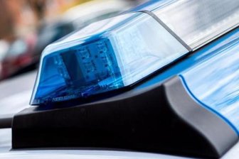 Mann unter Drogen hantiert auf offener Straße mit Spielzeugwaffen -