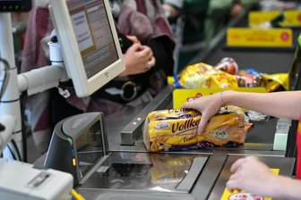 Mann verletzt in Zwickau Supermarkt-Mitarbeiter mit Bierflasche - Ohne an der Supermarktkasse zu zahlen, wollte ein Mann gehen. Die Situation eskalierte.