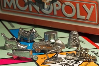 Mann verliert beim Monopoly und beschwert sich bei der Polizei -
