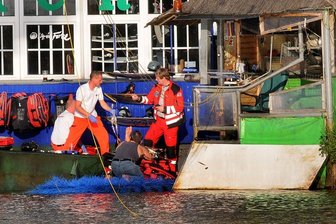 Mann verliert Bein bei Unfall auf Wasserskianlage in Rossau - Der Mann stürzte von einem Motormast ins Wasser und zog sich eine schwere Beinverletzung zu.