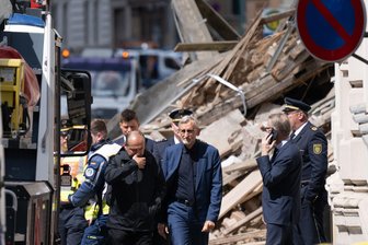 Mann vermisst Angehörige - Görlitzer OB spendet Trost - Technisches Hilfswerk, Feuerwehr und Polizei suchen auch mit Hilfe von Spürhunden unter Hochdruck nach den Vermissten. 