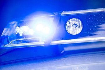 Ein Blaulicht leuchtet auf dem Dach einer Polizeistreife.