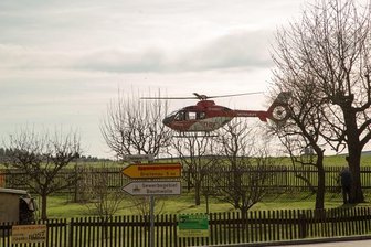 Mann von eigenem Auto überrollt - Hubschraubereinsatz - 