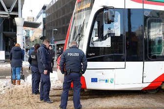 Mann von Straßenbahn erfasst -