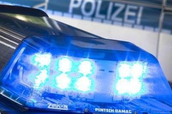 Mann von Straßenbahn überfahren -