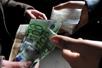 Mann wegen Drogenbesitzes festgenommen - 