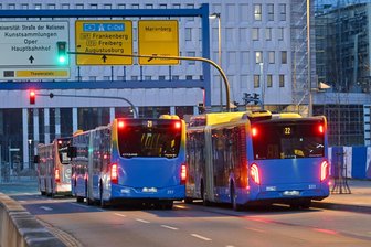 Mann wird bei Raub in Chemnitzer Linienbus verletzt - In eine Bus der Linie 21 wurde am Sonntagabend ein Mann überfallen.