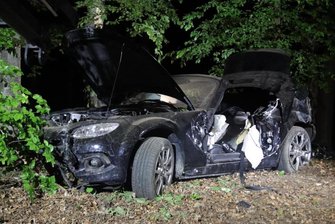 Mann wird von Fahrbahn abgedrängt und stirbt - 