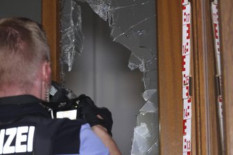 Mann wirft Brandsatz in Fenster von Yoga-Studio in Chemnitz - Die Polizei sichert Spuren am Fenster des Yoga-Studios.