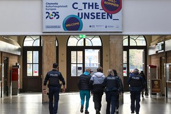 Mann wirft mit Stühlen im Chemnitzer Hauptbahnhof: Polizei stellt Mehrfachtäter - Im Hauptbahnhof soll es am Montagmorgen zu tätlichen Angriffen gekommen sein.