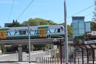 Mann wirft Steine vom Bahnhof Mitte - Ein 20-Jähriger nahm am Bahnhof Mitte Steine aus dem Gleisbett und schmiss sie auf Autos und eine Fußgängerin. 