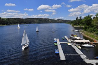 Mann wollte Fotos machen: Sein Auto rollt in die Bleilochtalsperre und versinkt - Die Bleilochtalsperre - idyllisch gelegen. Als ein Mann am Mittwoch Fotos machen wollte, rollte sein Pkw ins Wasser und versank.