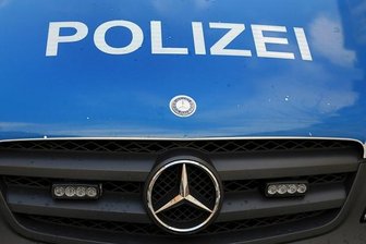 Mann zerschlägt im Vorbeigehen Autoscheibe - 