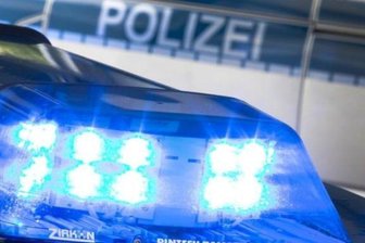 Mann zu Hause von maskierten Unbekannten beraubt -