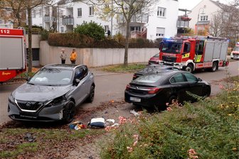 Mann zwischen Autos eingeklemmt: Mehrere Verletzte bei Unfall in Chemnitz-Grüna - An der Kollision waren drei Fahrzeuge beteiligt, darunter ein Nissan und ein Opel.