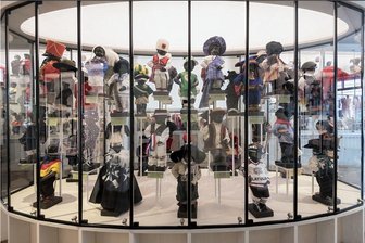 Manneken Pis ist auch ein pinkelnder Kleiderständer: Die Tradition um das Wahrzeichen Brüssels - Der pinkelnde Junge hat mittlerweile 1095 Kostüme in seiner Garderobe, einige von ihnen sind im Museum ausgestellt.
