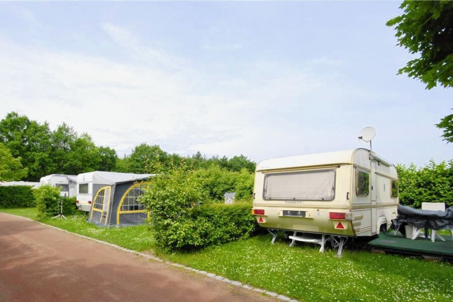 Mannichswalde: Camper eröffnen die Saison auf dem Gelände am Erlebnisbad - Viel Grün, viel Platz und gepflegte Flächen, das schätzen die Camper in Mannichswalde.