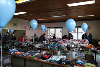 Mannichswalde: Schöne Dinge für Kinder gibt es in der Turnhalle - Der Kleiderbasar für Kinder, bei dem es auch viel Spielzeug gibt, erfreut sich im Dorf großen Zuspruchs.