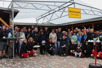 Mannichswalde überzeugt Jury: Hoffnung auf Landespreis „Unser Dorf hat Zukunft“ - Für das Abschlussfoto traf sich die Jury mit der Dorfgemeinschaft auf dem Festplatz.
