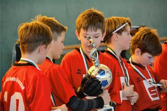 Mannschaft der Grundschule Crossen gewinnt Anti-Drogen-Cup - Fußballer der Grundschule Crossen mit dem Wanderpokal des Zwickauer Landrates im Anti-Drogen-Cup.