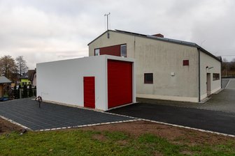 Mannschaftstransportwagen in Neustadt bekommt eigene Garage - Die Feuerwehr in Neustadt hat eine neue Fertigbetongarage.