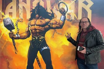 Manowar: Eine Band, ein Mythos und tausende Fans in Zwickau - Der Mythos lebt: Besucher Puiu Rotaru posiert vor dem Konzert an der Fotowand von Manowar.