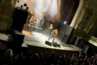 Manowar-Geheimkonzerte in Zwickau: Von den Heldentoden! - Das Original als Kopie: Manowar beim Quasi-Geheimkonzert als "Lords Of Steel" in Zwickau.