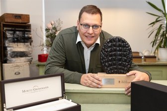 Manufaktur aus dem Erzgebirge für Produkt des Jahres 2024/25 prämiert - Geschäftsführer Ulf Sacher mit dem Manufakturen-Preis. Die Jury, zu der Michael Müller, Berlins ehemaliger Regierender Bürgermeister zählte, war von der exquisiten Verarbeitung des Etuis und dessen Ästhetik begeistert.
