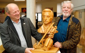 Jörg Bräuer (l.), Kurator in der Manufaktur der Träume, und Holzbildhauermeister Dietmar Lang, der die Ausstellung mit Leonty Usov initiiert hat.