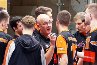 Marathon am Netz ohne Happy End: Zschopaus Volleyballer verlieren Regionalliga-Spitzenspiel - In den Auszeiten schaffte es VC-Trainer Rico Fritzsch vor allem zu Beginn, sein Team besser auf das Leipziger Angriffsspiel einzustellen.