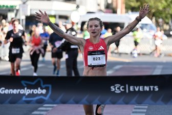 Marathon-Ass Kristina Hendel aus Reichenbach: Für eine neue Bestzeit hat sie auch ihren Zyklus im Blick - Kristina Hendel in Siegerpose: Sie gewann den als Generalprobe für den Berlin Marathon geltenden Berliner Straßenlauf über 21,1 Kilometer.