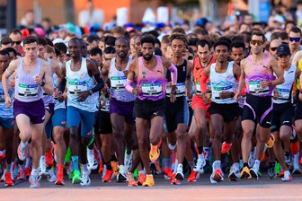 Marathon-Drama in Valencia: Neben Gesa Krause steigt auch Sebastian Hendel vorzeitig aus dem Rennen aus - Im stark besetzten Teilnehmerfeld sorgte Amanal Petros (Mitte/Nummer 10) beim Valencia Marathon für das herausragende Resultat aus deutscher Sicht.