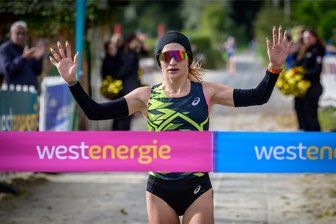 Marathon-Ehepaar aus Reichenbach räumt in Essen ab - Kristina Hendel sicherte sich in Essen souverän den ersten Platz, dabei hatte die Reichenbacherin mit Problemen zu kämpfen. Doch sie kämpfte sich durch.