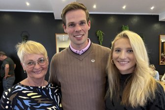 Marathon-Ehepaar: Kristina und Sebastian Hendel präsentieren sich in Plauderlaune - Wiedersehen macht Freude: Das Foto zeigt Carla Starke, die langjährige Leiterin der Reichenbacher Weinholdschule (links), mit ihrem einstigen Schüler Sebastian Hendel und dessen Frau Kristina am Donnerstag in Lengenfeld.