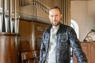 Marathon für zwei Beine und zwei Hände - Pfarrer Ephraim Rüger vor der Orgel in der Kirche Steinbach. Auf dem Instrument aus dem Jahr 1932 wird die diesjährige Orgelfahrt Erzgebirge eröffnet. 18.30 und 20 Uhr heißt es "Ein Abend mit Bach".