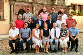 Marathonsitzung zum Amtsantritt: Peniger Stadtrat tagt erstmalig nach Wahl - Der neue Stadtrat von Penig: (sitzend v. li.) Jens Neumann, Frank Pakulat, Annett Tomoscheit, Rosmarie Teichmann, Lars Genrich, Carolin Schneider-Dehlau und Oliver Flemming. Mittlere Reihe v. li.: Mike Tauchmann, Florian Hainich, Ronny Wiehl, Bürgermeister André Wolf, Karsten Tröger und Marco Mädler. Hinten v .li.: Leander Weber, Ringo Gründel, Marcel Dittrich, Kevin Kirsch und Mirko Heine.