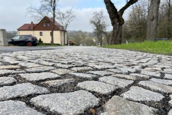 Marbach: Wo es auf der Straße holpert wie noch zu DDR-Zeiten - So ist der Zustand der Staatsstraße 36, die durch den Striegistaler Ortsteil Marbach führt. Fahren hier Autos durch, ist es mit der scheinbaren Idylle vorbei.