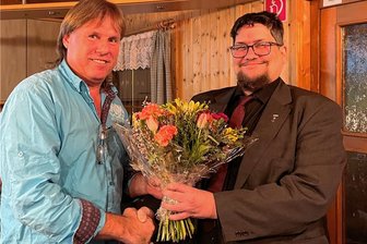 Marbacher mit Mission: Frieden schaffen in Stadt und Land - Striegistals Bürgermeister Bernd Wagner (l.) gratuliert dem wiedergewählten Friedensrichter Florian Wiehring.