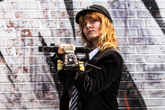 Marbacherin rockt die Bühne wie Angus Young von AC/DC - Alexa Tannert aus dem Leubsdorfer Ortsteil Marbach ist AC/DC-Fan. Als „Little Miss Angus“ spielt sie auf ihrer E-Gitarre die Riffs ihres großen Idols.