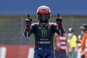 Marc Marquez in Assen wieder nur mittendrin - Der Franzose Fabio Quartararo lässt sich nach seinem Sieg in der MotoGP feiern. 