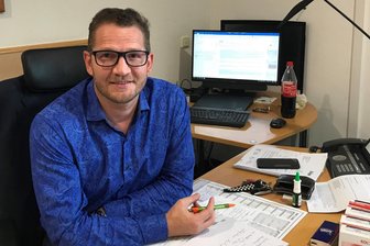 Marcel Koch im Interview: So kompensiert das Erzgebirgsklinikum den Weggang von Spezialisten - Marcel Koch an seinem Schreibtisch im Zschopauer Krankenhaus.