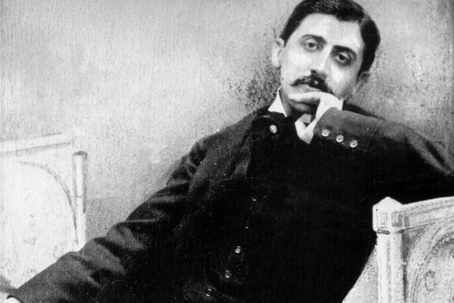 Marcel Proust: Der Jahrhundertautor und sein Lesensglück - Liegend sieben Romanbände verfasst: Marcel Proust.