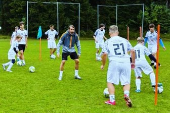 Marco Kurth von RB Leipzig bei der Vogtland Fußballschule: „Ich war damals auch gerne im Ferienlager“ - Marco Kurth (in Grau) war bis März 2025 der Co-Trainer des Fußball-Bundesligisten RB Leipzig. Seine Erfahrung brachte der ehemalige Aue- und Cottbus-Spieler nun bei der Vogtland Fußballschule in Grünheide ein.