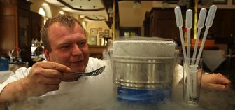 Marcus Jost lässt es am Büfett gern mal richtig brodeln - 
              <p class="artikelinhalt">Markus Jost, Chefkoch im Restaurant des Hotels "Drei Schwanen" bereitet jetzt auch Speisen mit Hilfe flüssigen Stickstoffs zu. </p>
            
