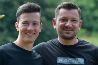 Marcus Kehr: Wir liegen voll im Plan - Starkes Team: Enduro-Pilot Jeremy Sydow (l.) und sein Teamchef sowie Trainer Marcus Kehr aus Flöha. In der WM steht nach drei Doppelrunden ein 6. Platz in der Klasse E1 für Sydow zu Buche.